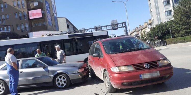 3 të lënduar dërgohen në QKUK pas një aksidenti në Prishtinë
