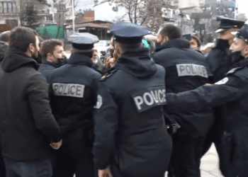 Detaje nga policia, në aksionin e PSD-së lëndohen 2 polic