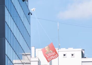 Gjatë fjalimit të Albin Kurtit PSD lëshon një dron: “Lideri Suprem”