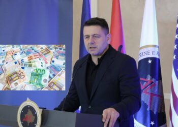 400 mijë eurot e sekuestruara, Bekë Berisha i “kapet” zyrtarit që u arrestua dje