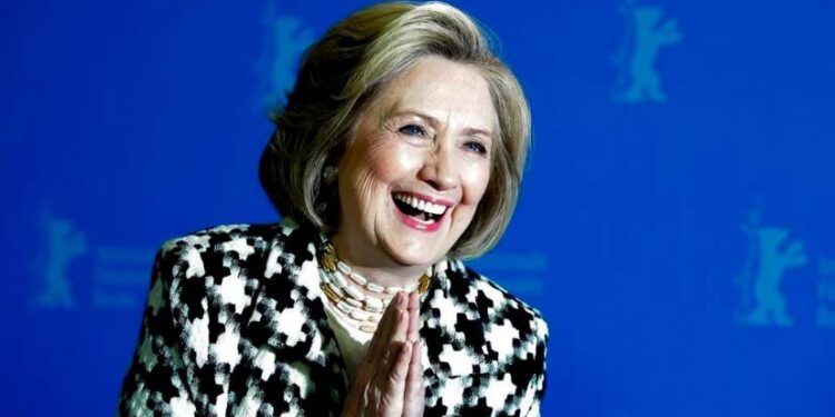 Hillary Clinton shkruan romanin e parë, ja se si e quajti!