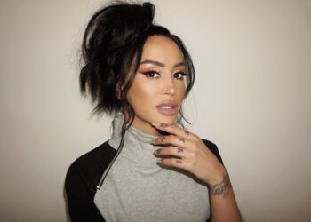 Dafina Zeqiri uron festën me përkrenaren e Skënderbeut