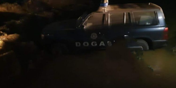 Duke ndjekur kontrabandistët vetura e Doganës bie në lumin Lushta