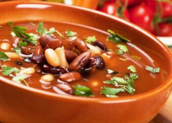 Fasule me mish kofshe të tymosur