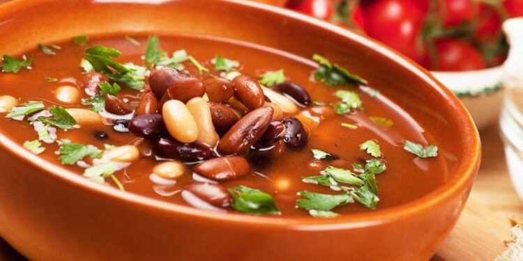 Fasule me mish kofshe të tymosur