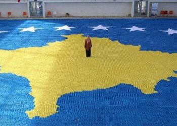 Flamuri i Kosovës me letra origami ka arritur të futet në librin e rekordeve “Guiness”