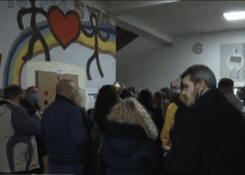 Shkolla Hasan Prishtina ende nuk e ka mbyllur vendvotimin, qytetarët të frustruar