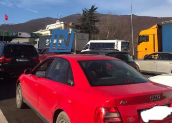 Kolona deri në 30 minuta në kufirin me Shqipërinë