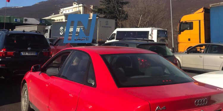 Kolona deri në 30 minuta në kufirin me Shqipërinë