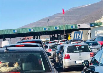 Kolona deri në 30 minuta në kufirin me Shqipërinë