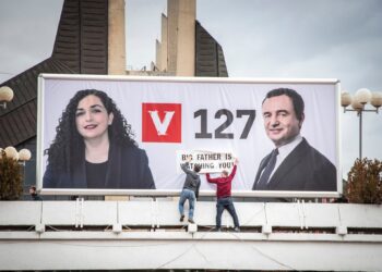 PSD-ja vendos pankarta mbi banerin e Kurtit, “Baba po ju vëzhgon”