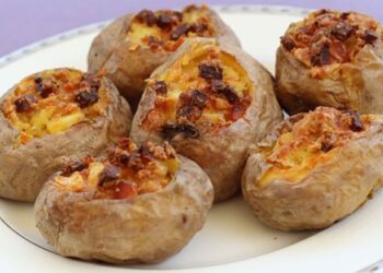 Patate të mbushura me proshutë pule dhe djathë të mykur