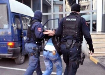 Masakroi me thikë në rrugë ish të dashurën greke në Itali, arrestohet shqiptari