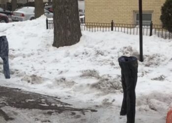 Për ta ruajtur parkingun, vendosë xhinset e ngrira si “rampë”