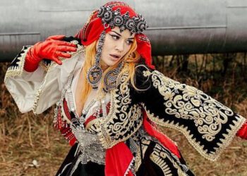 Rita edhe një herë e bëri Kosovën lajm botëror, kësaj here me veshjen kombëtare