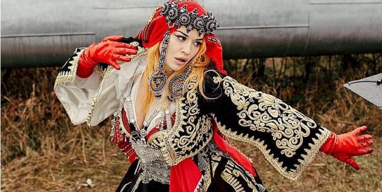 Rita edhe një herë e bëri Kosovën lajm botëror, kësaj here me veshjen kombëtare