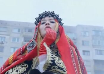 Rita Ora shfaqet me veshje kombëtare shqiptare në klipin e saj të ri