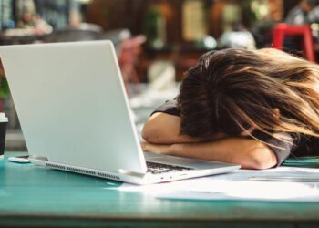 Këto 3 gjëra i postojnë në rrjetet sociale njerëzit e palumtur!