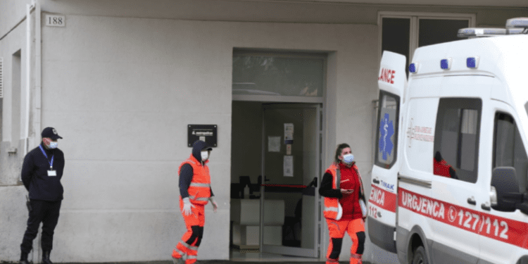 Shqipëri, 13 të vdekur dhe 865 raste të reja me koronavirus