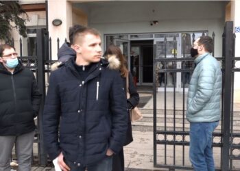 Specializantët nga Gjakova protestojnë, kërkojnë përfshirjen në paga