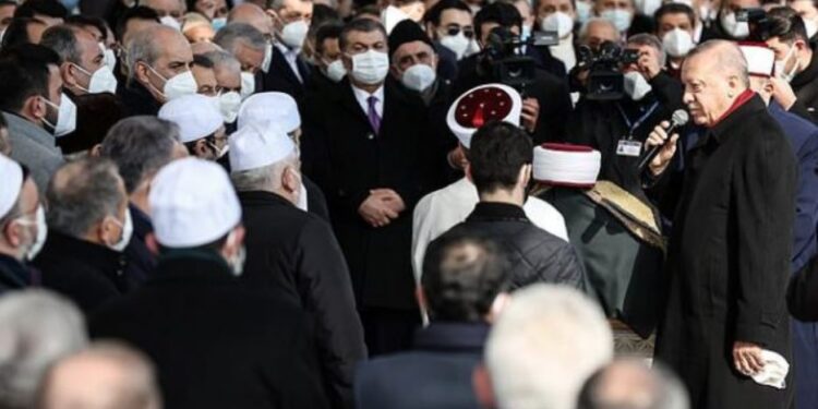 Merr pjesë në varrimin e teologut, Erdogan thyen masat anti-Covid