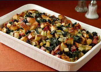 Tavë me bukë të fërguar, proshutë, perime dhe erëza të freskëta