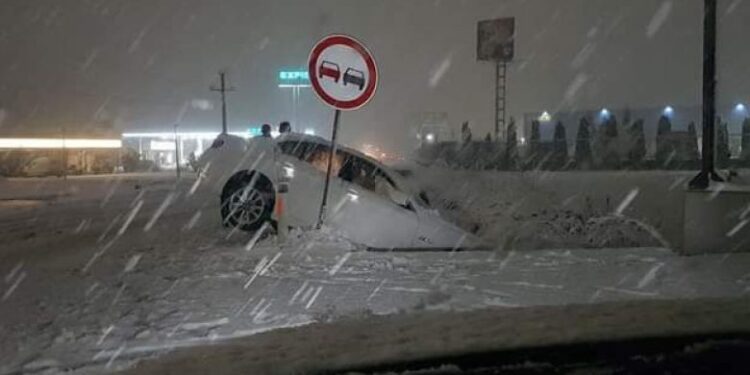 Pas reshjeve të shumta të borës, rrugët e Kosovës janë pothuajse të bllokuara