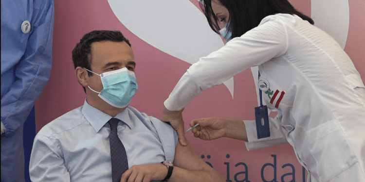 Albin Kurti pas vaksinimit: Nuk jam këtu të shfrytëzoj privilegjin
