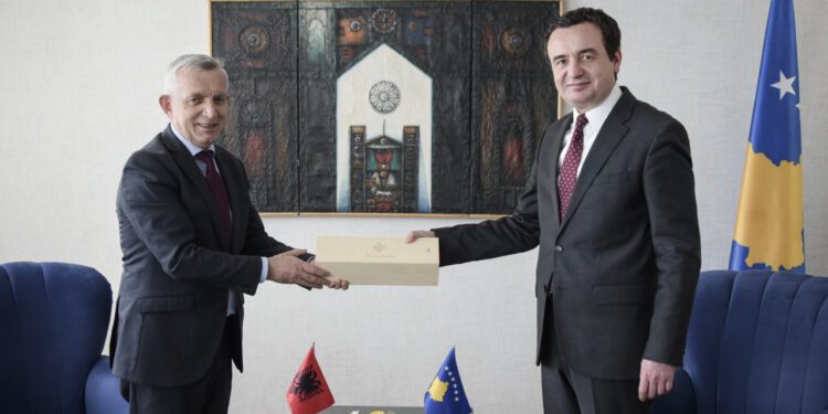 Kurti priti në takim Ambasadorin e Republikës së Shqipërisë në Kosovë Qemal Minxhozi