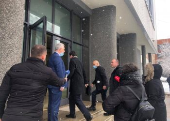 Mbërrinë në Kuvend kandidati për kryeministër Albin Kurti