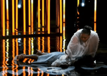 Video/ Konkurrentes i bie të fikët në skenë në “American Idol”