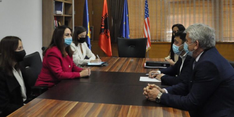 Ministri Likaj ia dorëzoi detyrën ministres së re të Arsimit, Arbërie Nagavci