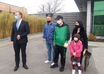 Kthehet nga Austria Enver Xhokli i shëruar pas shpërthimit në Ferizaj