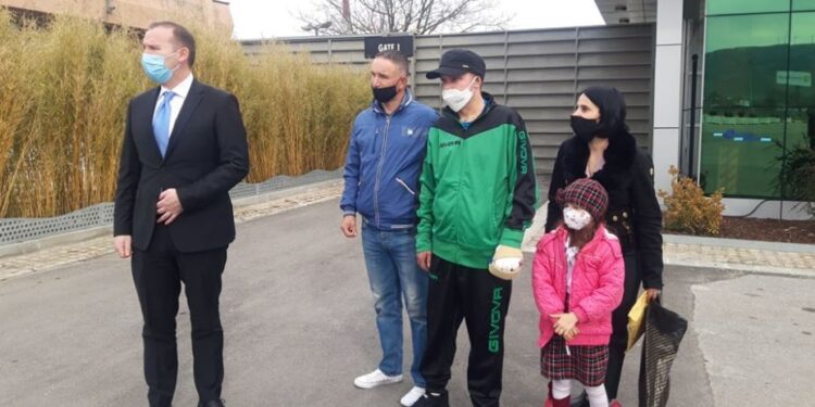 Kthehet nga Austria Enver Xhokli i shëruar pas shpërthimit në Ferizaj