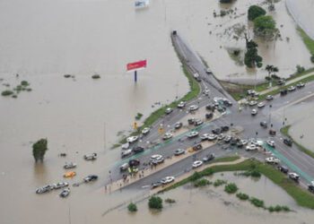 Katastrofike në Australi: Rrugët kthehen në lumenj, shtëpitë merren nga rryma