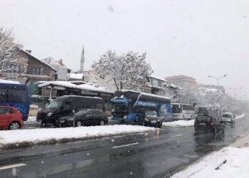 Përderisa po betohen deputetët e rinj, po protestohet me autobusë në Prishtinë