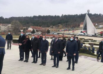 Hoti me bashkëpartiakë në Prekaz: Sakrifica familjes Jashari është jashtëzakonshme