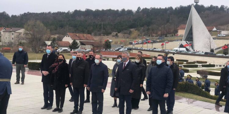 Hoti me bashkëpartiakë në Prekaz: Sakrifica familjes Jashari është jashtëzakonshme