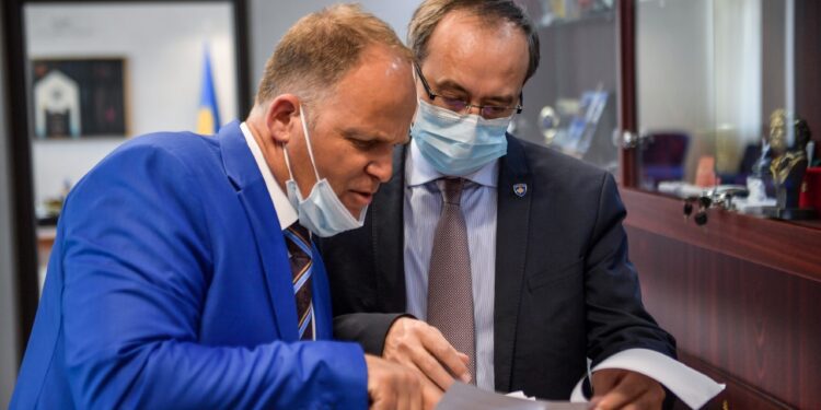 Hoti: Pas 2 javësh pritet të arrijë kontigjenti i parë me vaksina anti-Covid