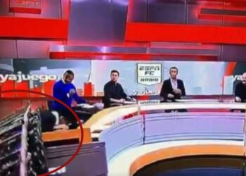 Shikoni se si gazetarit i bie sipër ekrani gjigant (VIDEO)