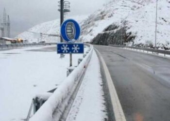 Kroaci, kolona në autostradë deri në 2 kilometra, vështirësi nga bora