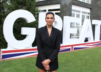 Nicholas Abbott uron Dua Lipën për çmimin Grammy