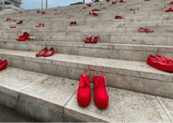 Ja cila është arsyeja që shkallët e Durrësit u vërshuan nga këpucë të kuqe