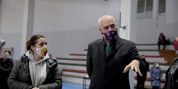 Edi Rama fton mjekët kosovarë që të vaksinohen në Kukës kundër koronavirusit