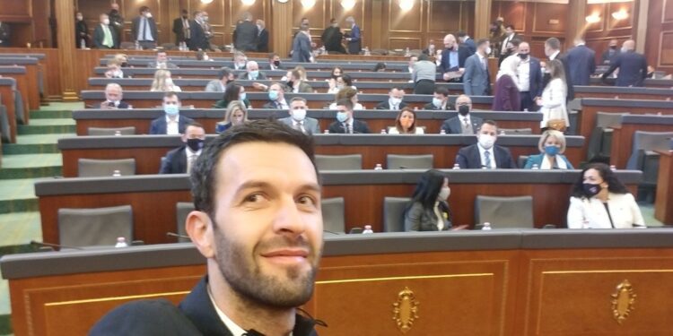Si i ”provokoi” partitë e tjera deputeti i VV-së para se të nis seanca e Kuvendit?