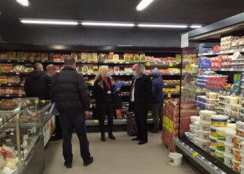 Aksion nga Inspekcioni në Gjakovë, largojnë nga tregu produkte me cilësi të dobët ushqimore