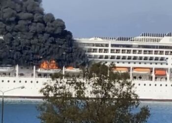 Merr flakë një kroçere në ishullin grek të Korfuzit