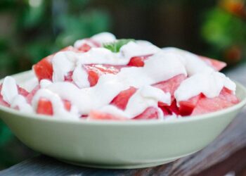 Kos me mjaltë, kanellë dhe shalqi