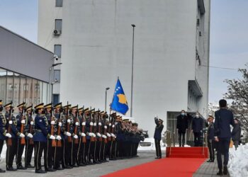 Avdullah Hoti ia dorëzon dertyren me ceremoni shtetërore Albin Kurtit