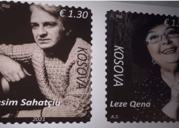 Posta e Kosovës promovoi pullat postare me figurat e Leze Qenës dhe Besim Sahatçiut